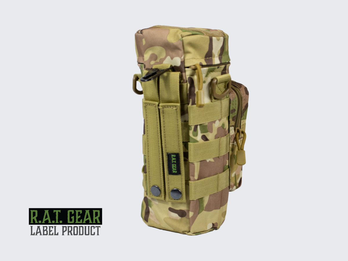 Camo kuvioinen kahden litran juomapullotasku neppareilla ja molle-kiinnityksellä pals-nauhoitukseen ja joka sopii erilaisiin kantolaitteisiin ja ulkoiluvarusteisiin. Camo pattern 2 liter tactical water bottle pouch with MOLLE snap fasteners to PALS lining.