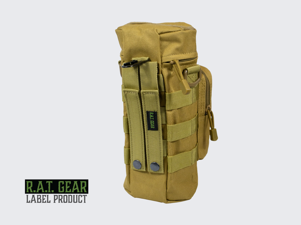 Tan värinen kahden litran juomapullotasku neppareilla ja molle-kiinnityksellä pals-nauhoitukseen ja joka sopii erilaisiin kantolaitteisiin ja ulkoiluvarusteisiin. Tan colored 2 liter tactical water bottle pouch with MOLLE snap fasteners to PALS lining.