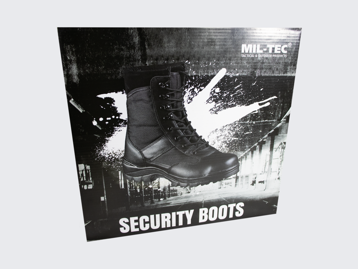 Mustat MIL-TEC varsikengät kahdeksan rivisellä nauhoituksella. Black MIL-TEC security boots with eight-row lacing.