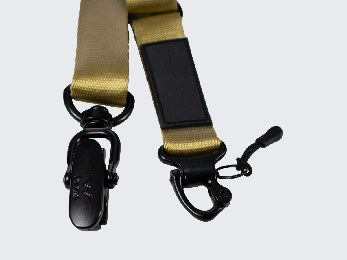 Tan värinen asehihna kiväärille pituuden pikasäädöllä ja molempien päiden pikalukituksella toiminnallisen ammunnan ja metsästyksen harrastajille. Tan-colored rifle sling with quick length adjustment and quick locking on both ends for functional shooting and hunting enthusiasts.