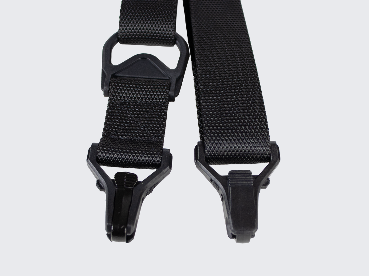 Musta asehihna kiväärille 1-piste tai 2-piste kiinnityksellä, pituuden pikasäädöllä ja molempien päiden pikalukituksella toiminnallisen ammunnan ja metsästyksen harrastajille. Black rifle sling with both 1-point and 2-point attachment, with quick length adjustment and quick locking on both ends for functional shooting and hunting enthusiasts.