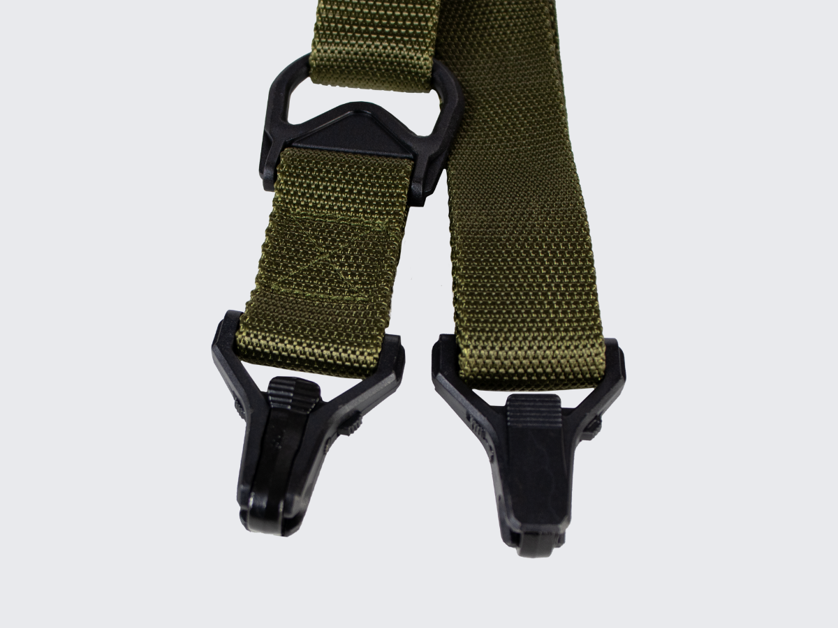 Vihreä asehihna kiväärille 1-piste tai 2-piste kiinnityksellä, pituuden pikasäädöllä ja molempien päiden pikalukituksella toiminnallisen ammunnan ja metsästyksen harrastajille. Green rifle sling with both 1-point and 2-point attachment, with quick length adjustment and quick locking on both ends for functional shooting and hunting enthusiasts.