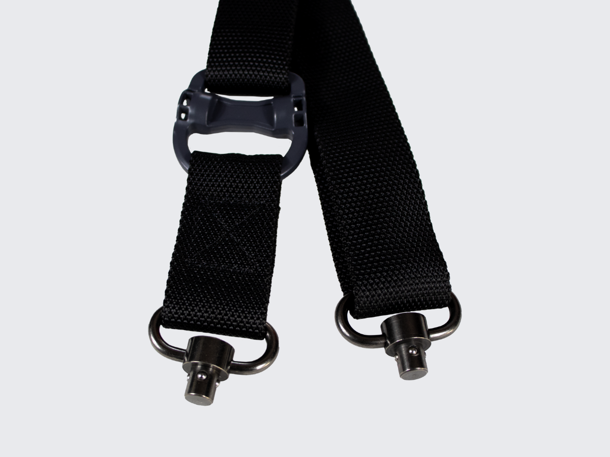 Musta asehihna kiväärille 1-piste tai 2-piste kiinnityksellä, pituuden pikasäädöllä ja molempien päiden pikalukituksella toiminnallisen ammunnan ja metsästyksen harrastajille. Black rifle sling with both 1-point and 2-point attachment, with quick length adjustment and quick locking on both ends for functional shooting and hunting enthusiasts.