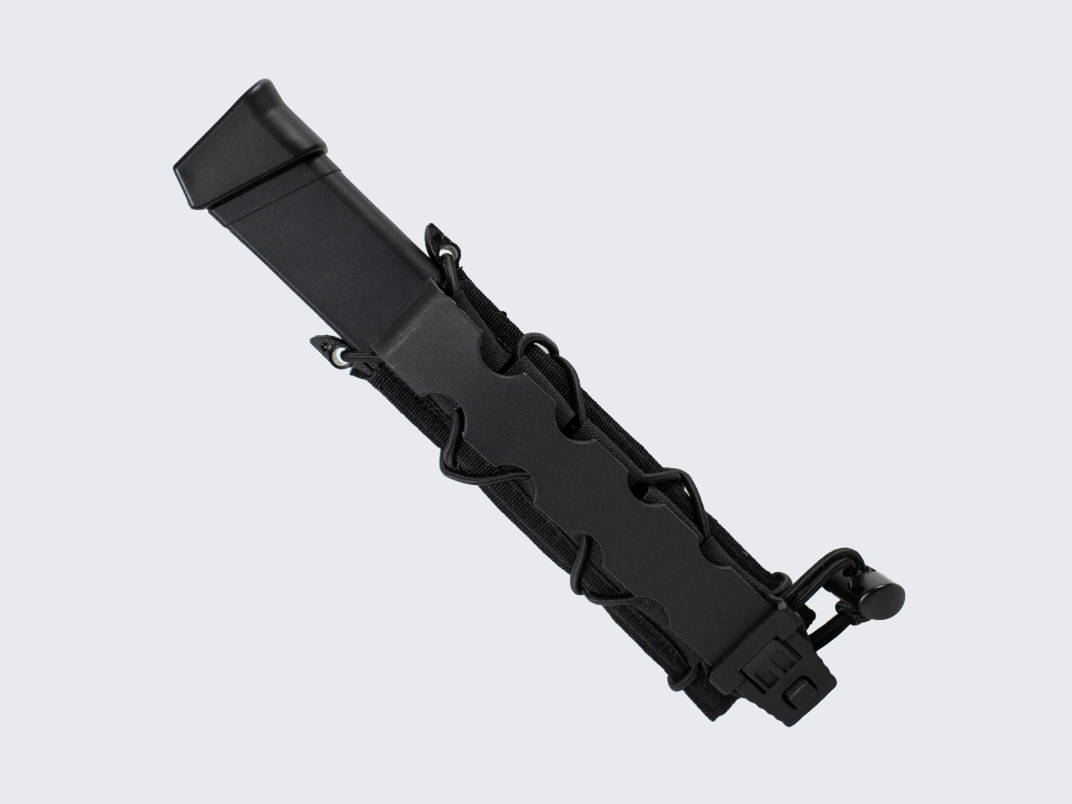 Pitkä musta lipastasku pitkille pistoolin tai PCC:n 9 mm lippaille. Långt svart magasinficka för långa magasin till pistol eller PCC i kaliber 9 mm. Long black magazine pouch designed for extended 9 mm pistol or PCC magazines.