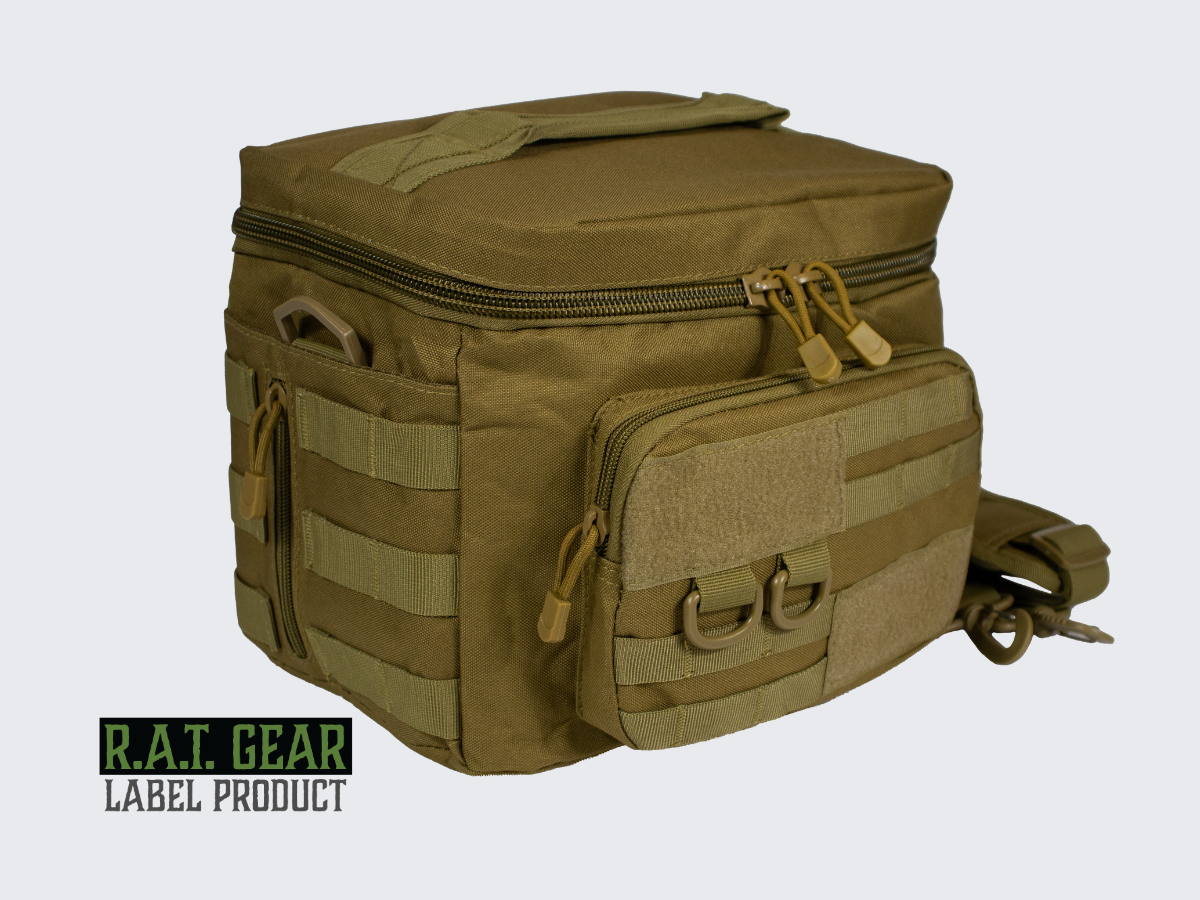 Kojootin ruskea lämpöeristetty MOLLE yhteensopiva 10 litran R.A.T. GEAR eväslaukku. Coyote brun isolerad MOLLE-kompatibel 10-liters R.A.T. GEAR matväska. Coyote brown Insulated MOLLE-Compatible 10-Liter R.A.T. GEAR Lunch Bag.