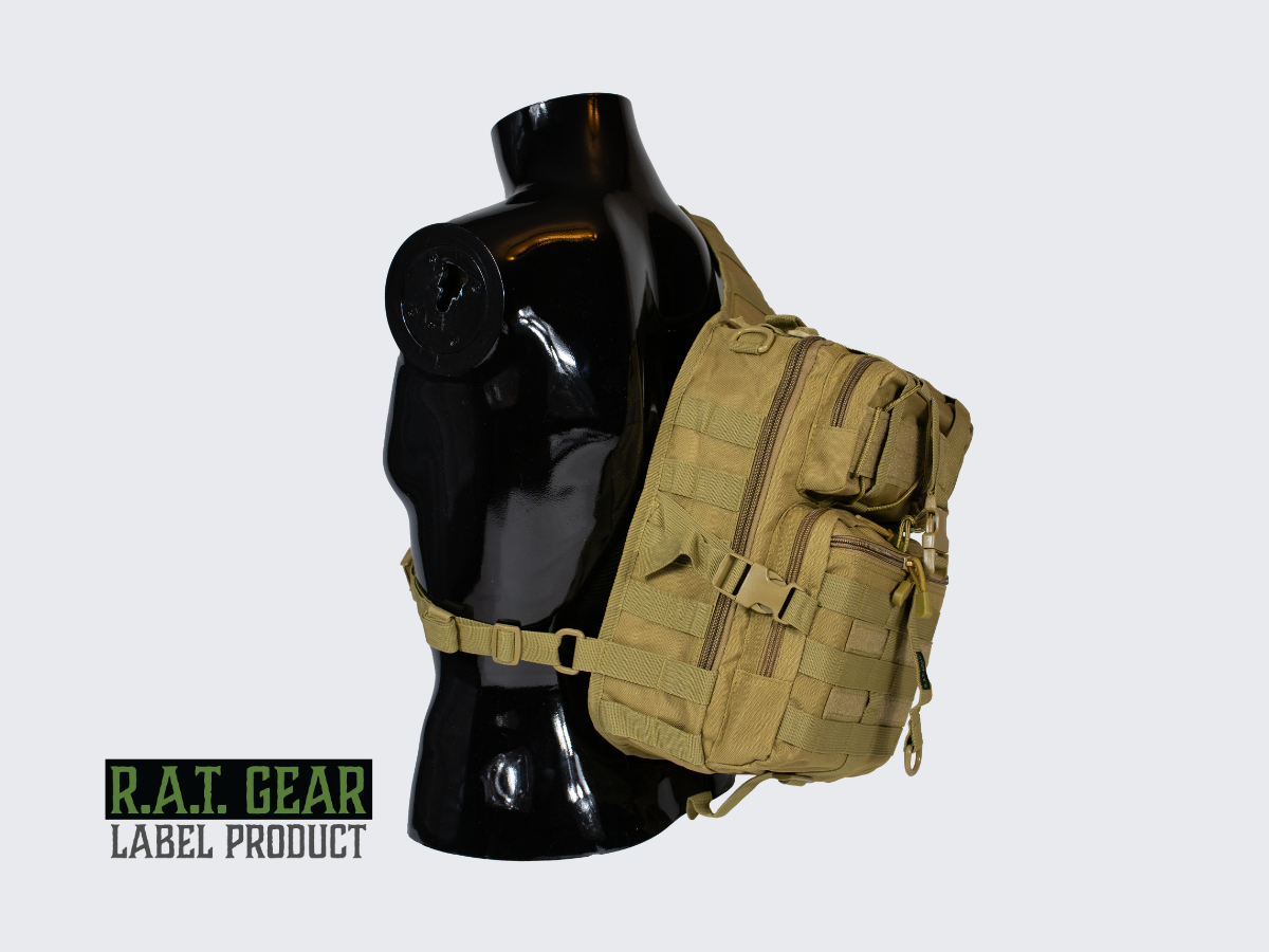 Kojootin ruskea olkareppu MOLLE yhteensopivin PALS nauhoituksin ja Loop paneelein varustetaskujen ja varustepidikkeiden kiinnittämiseen. Coyote brun slingväska med MOLLE-kompatibel PALS-väv och looppaneler för att fästa utrustningsfickor och utrustningshållare. Coyote brown sling bag with MOLLE compatible PALS webbing and Loop panels for attaching equipment pockets and equipment holders.