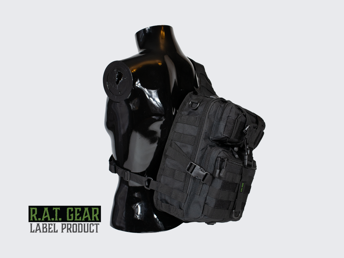 Musta olkareppu MOLLE yhteensopivin PALS nauhoituksin ja Loop paneelein varustetaskujen ja varustepidikkeiden kiinnittämiseen. Svart slingväska med MOLLE-kompatibel PALS-väv och looppaneler för att fästa utrustningsfickor och utrustningshållare. Black sling bag with MOLLE compatible PALS webbing and Loop panels for attaching equipment pockets and equipment holders.