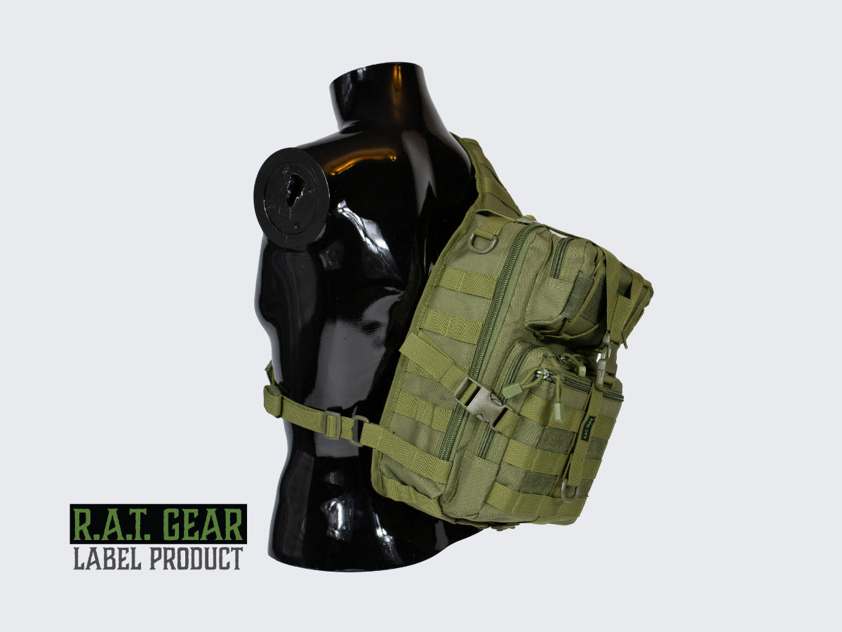 Vihreä olkareppu MOLLE yhteensopivin PALS nauhoituksin ja Loop paneelein varustetaskujen ja varustepidikkeiden kiinnittämiseen. Grön slingväska med MOLLE-kompatibel PALS-väv och looppaneler för att fästa utrustningsfickor och utrustningshållare. Green sling bag with MOLLE compatible PALS webbing and Loop panels for attaching equipment pockets and equipment holders.