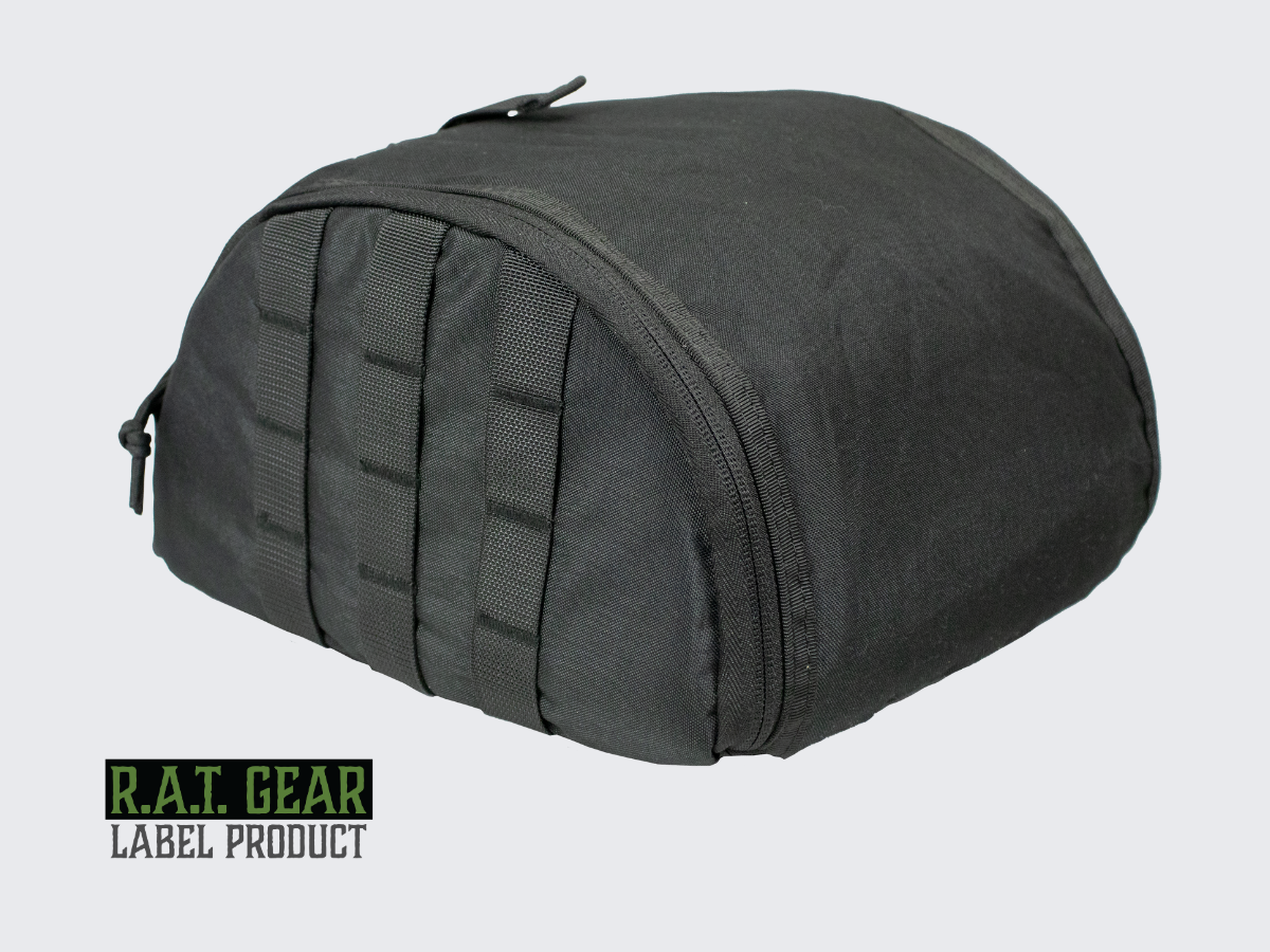 Tilava ja kestävä musta pehmustettu taktinen kypärälaukku MOLLE-kiinnityksellä PALS nauhoitukseen. Spacious and durable black padded tactical helmet bag with MOLLE attachment for PALS lacing.