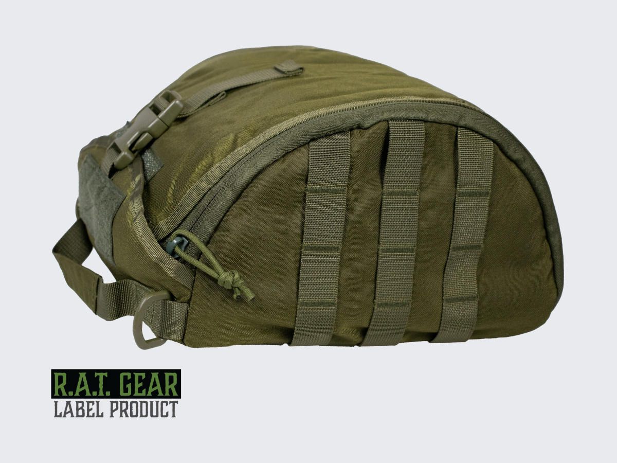 Tilava ja kestävä vihreä pehmustettu taktinen kypärälaukku MOLLE-kiinnityksellä PALS nauhoitukseen. Spacious and durable green padded tactical helmet bag with MOLLE attachment for PALS lacing.