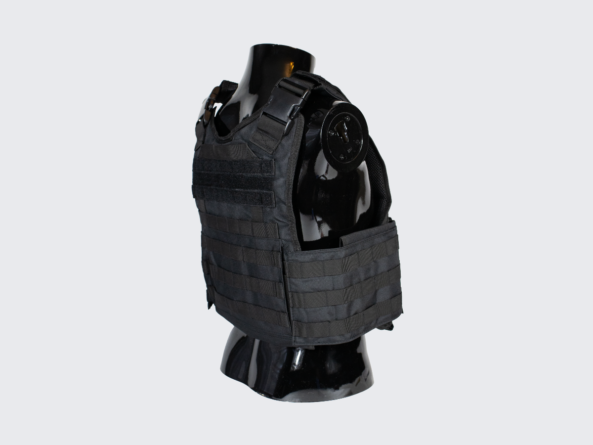 Musta Plate Carrier MOLLE yhteensopiva taisteluliivi PALS nauhoituksin. Svart Plate Carrier MOLLE-kompatibel stridsväst med PALS-snörning. Black Plate Carrier MOLLE compatible combat vest with PALS lacing.