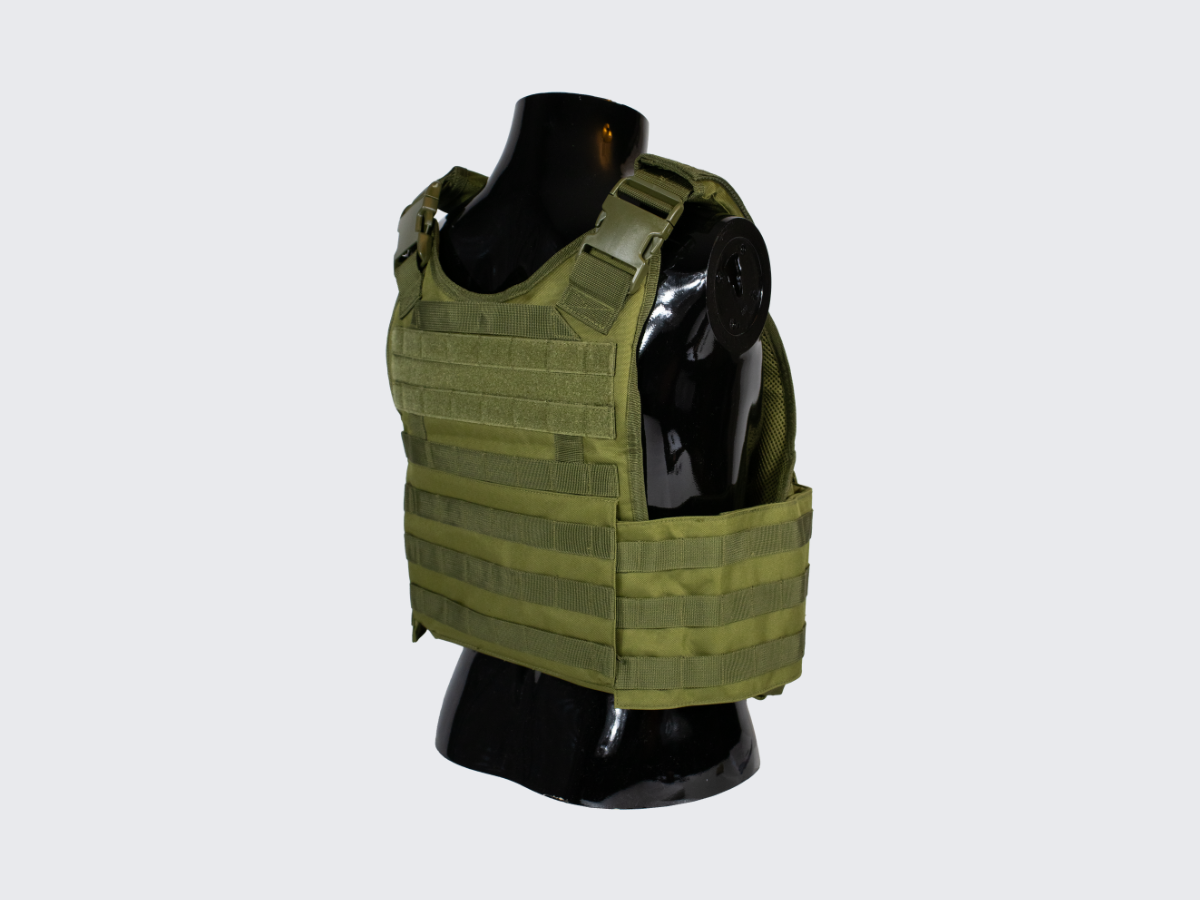 Oliivin värinen Plate Carrier MOLLE yhteensopiva taisteluliivi PALS nauhoituksin. Olivfärgad Plate Carrier MOLLE-kompatibel stridsväst med PALS-snörning. Olive colored Plate Carrier MOLLE compatible combat vest with PALS lacing.