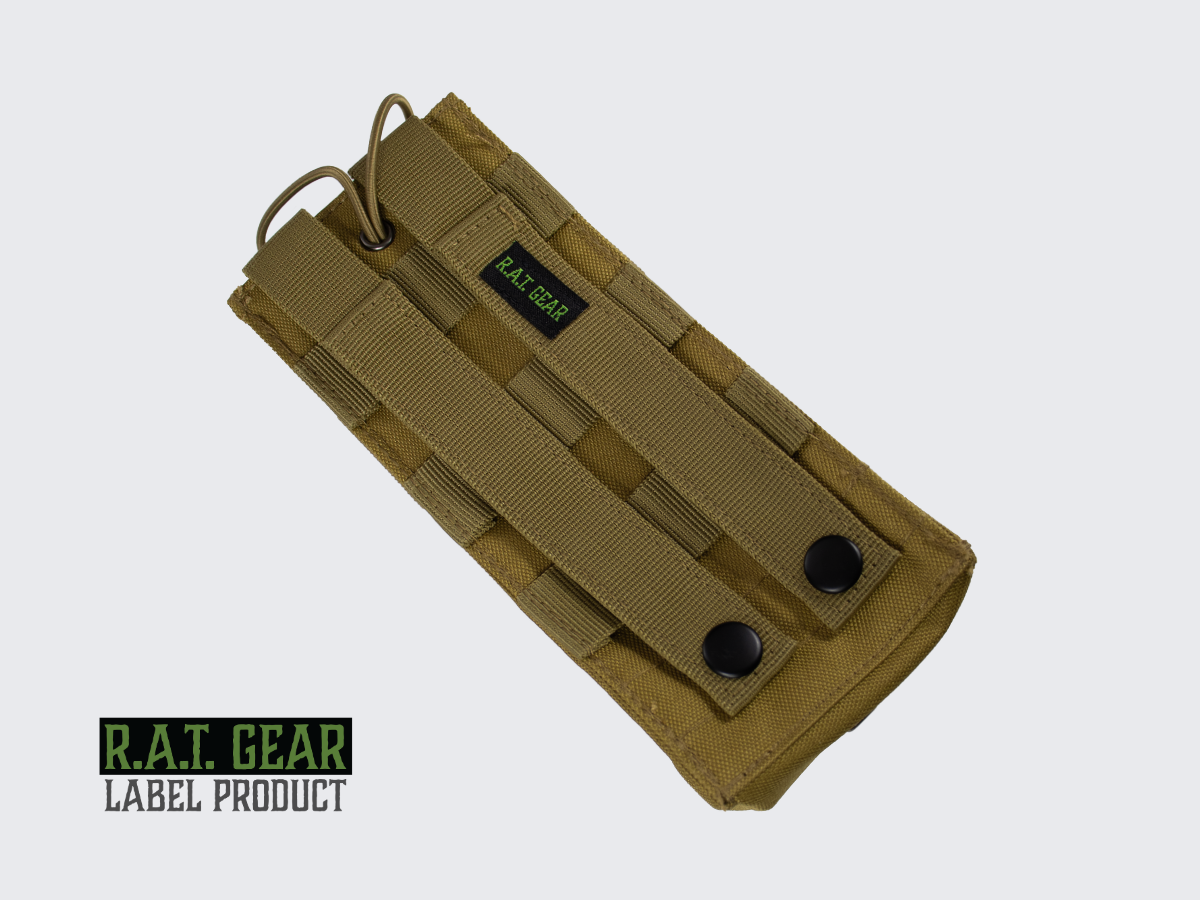 Tan värinen radiopuhelin- / pullotasku MOLLE kiinnityksellä kantolaitteen PALS nauhoitukseen. Tan colored radio phone / bottle pouch to PALS lacing with MOLLE compatible attachement.