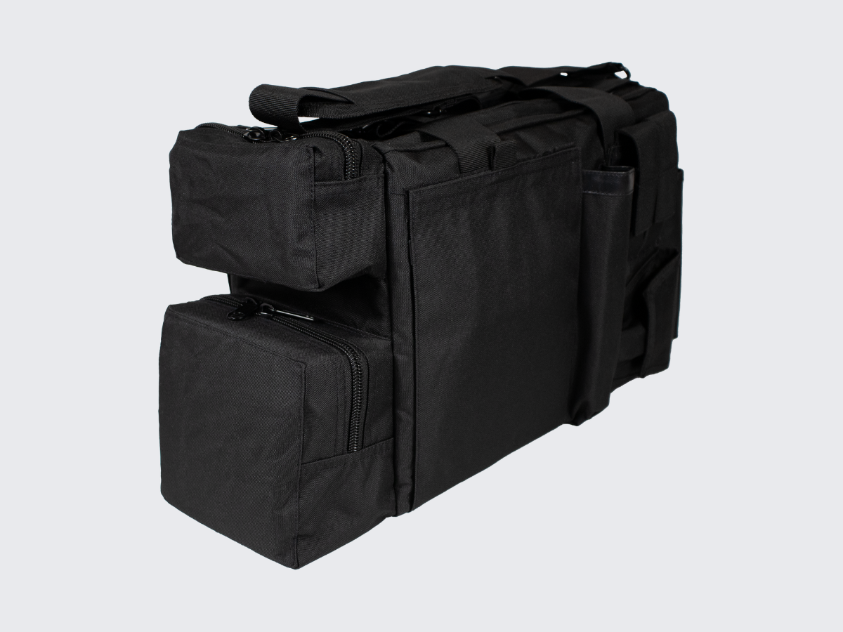 Musta varustelaukku useilla vetotetjullisilla varustetaskuilla. Svart utrustningsväska med flera fickor med dragkedjor. Black gear bag with multiple zippered compartments.