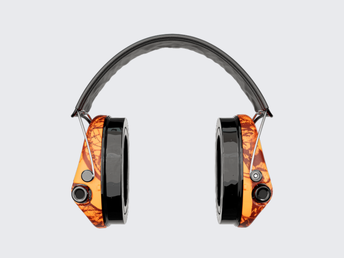 Oranssit Blaze kuvioiset Sordin Supreme Pro-X LED Gel aktiiviset kuulosuojaimet mustalla nahkaisella pääpannalla. Orange Blaze pattern Sordin Supreme Pro-X LED Gel active hearing protectors with black leather headband.