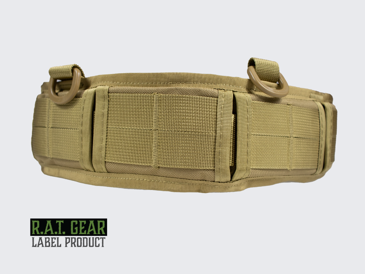 Laadukas hiekan värinen kevytrakenteinen taisteluvyö kaksinkertaisella PALS-nauhoituksella MOLLE yhteensopivien varustetaskujen liittämiseen. High-quality tan colored lightweight combat belt with double PALS lacing for connecting MOLLE compatible equipment pockets.