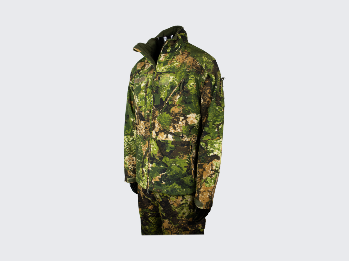 Monipuolinen kolmi kerroksinen Softshell takki modernilla Phantomleaf®in WASP I Z3A kuviolla, useilla erilaisilla taskuilla, hupulla ja Hook & Loop paneeleilla. Versatile three-layer Softshell jacket with modern Phantomleaf® WASP I Z3A pattern, various pockets, hood and Hook & Loop panels.