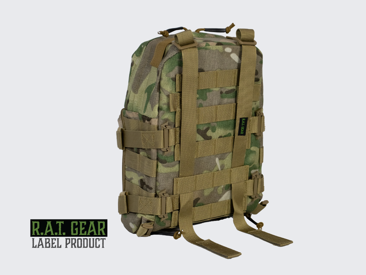 Camo kuvioinen taktinen juomareppu MOLLE kiinnityksellä varuste- tai taisteluliiveihin sekä muihin kantolaitteisiin. Camo patterned tactical hydration backpack with MOLLE attachment for equipment vests or combat vests and other carrying devices.