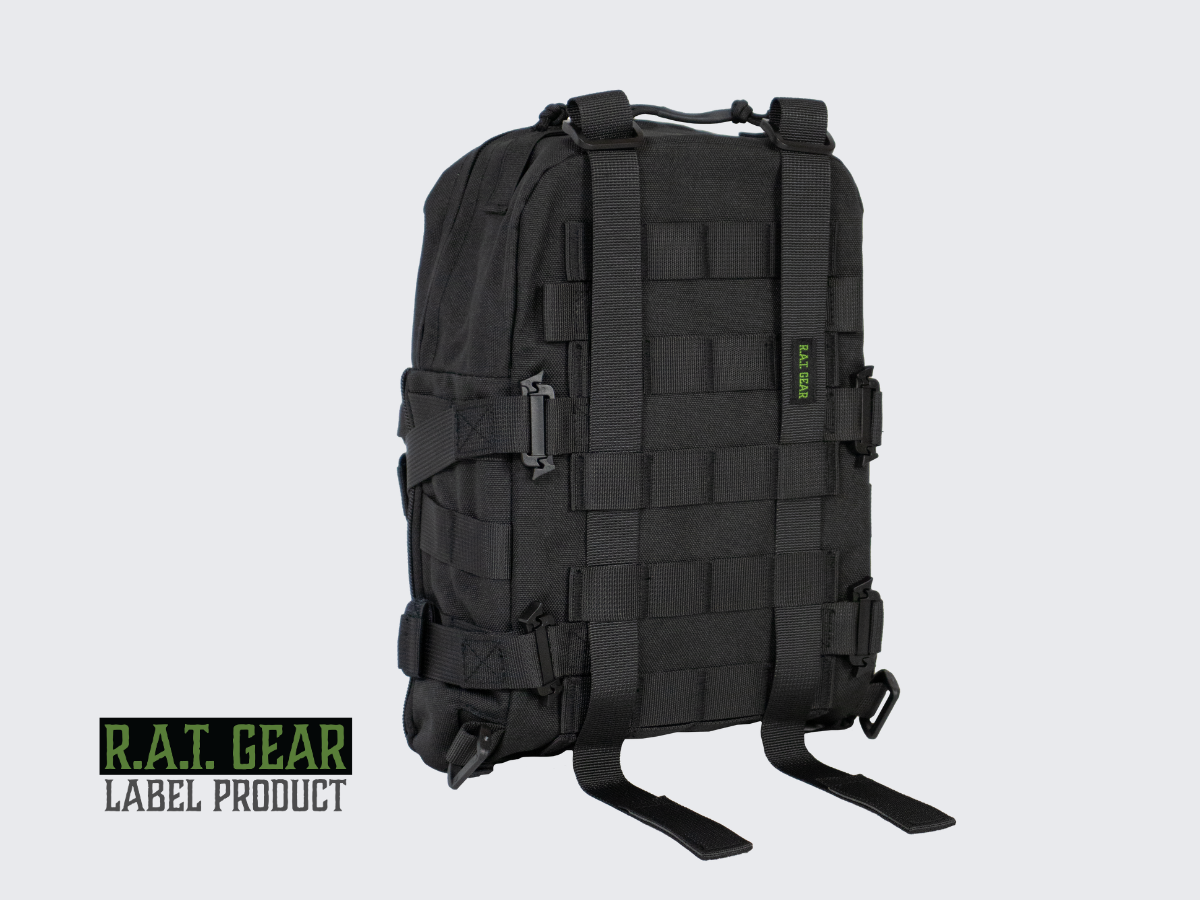 Musta taktinen juomareppu MOLLE kiinnityksellä varuste- tai taisteluliiveihin sekä muihin kantolaitteisiin. Black tactical hydration backpack with MOLLE attachment for equipment vests or combat vests and other carrying devices.