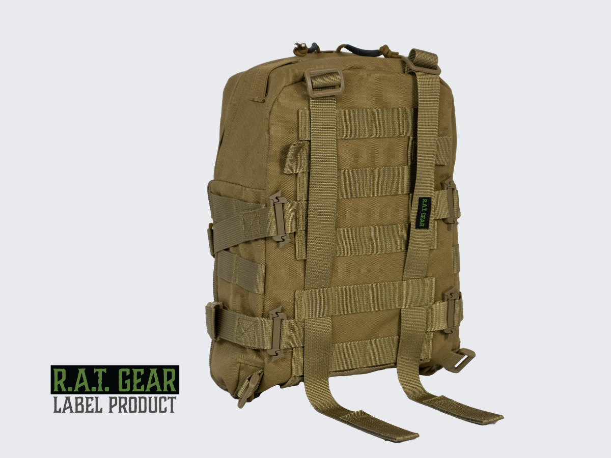 Hiekan värinen taktinen juomareppu MOLLE kiinnityksellä varuste- tai taisteluliiveihin sekä muihin kantolaitteisiin. Tan colored tactical hydration backpack with MOLLE attachment for equipment vests or combat vests and other carrying devices.