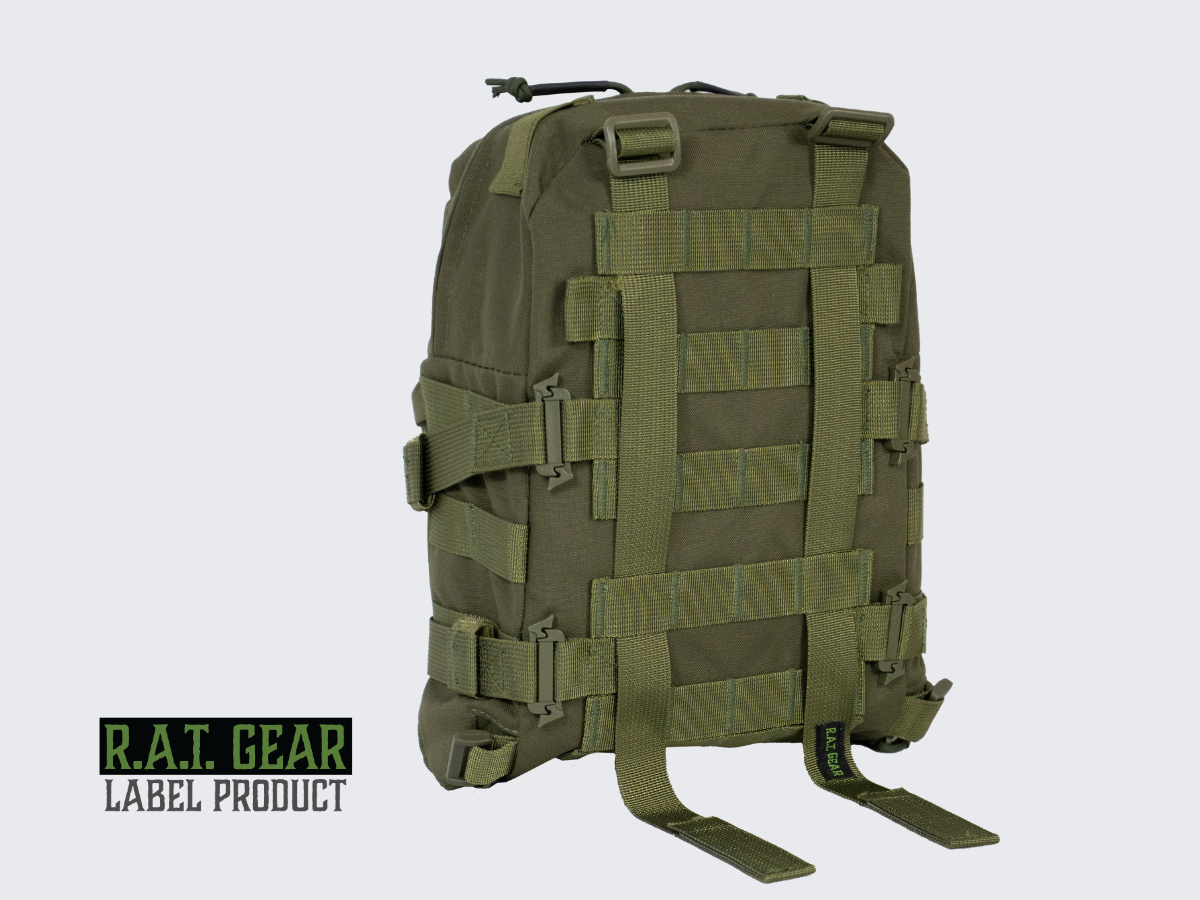 Vihreä taktinen juomareppu MOLLE kiinnityksellä varuste- tai taisteluliiveihin sekä muihin kantolaitteisiin. Green tactical hydration backpack with MOLLE attachment for equipment vests or combat vests and other carrying devices.