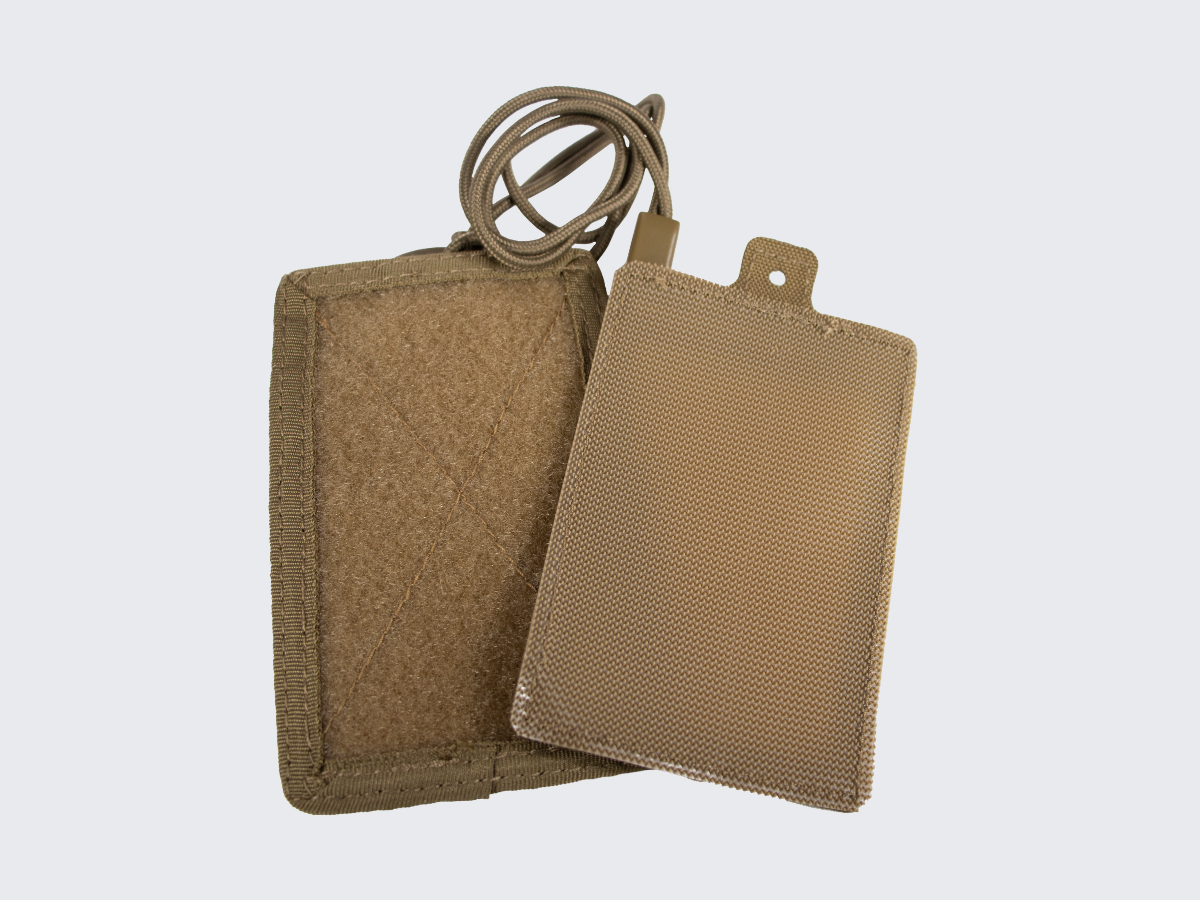 Taktinen kaulassa pidettävä korttitasku esimerkiksi henkilökorteille, pankki- ja luottokorteille. Tactical ID card pouch around the neck for e.g. identity cards, bank and credit cards.