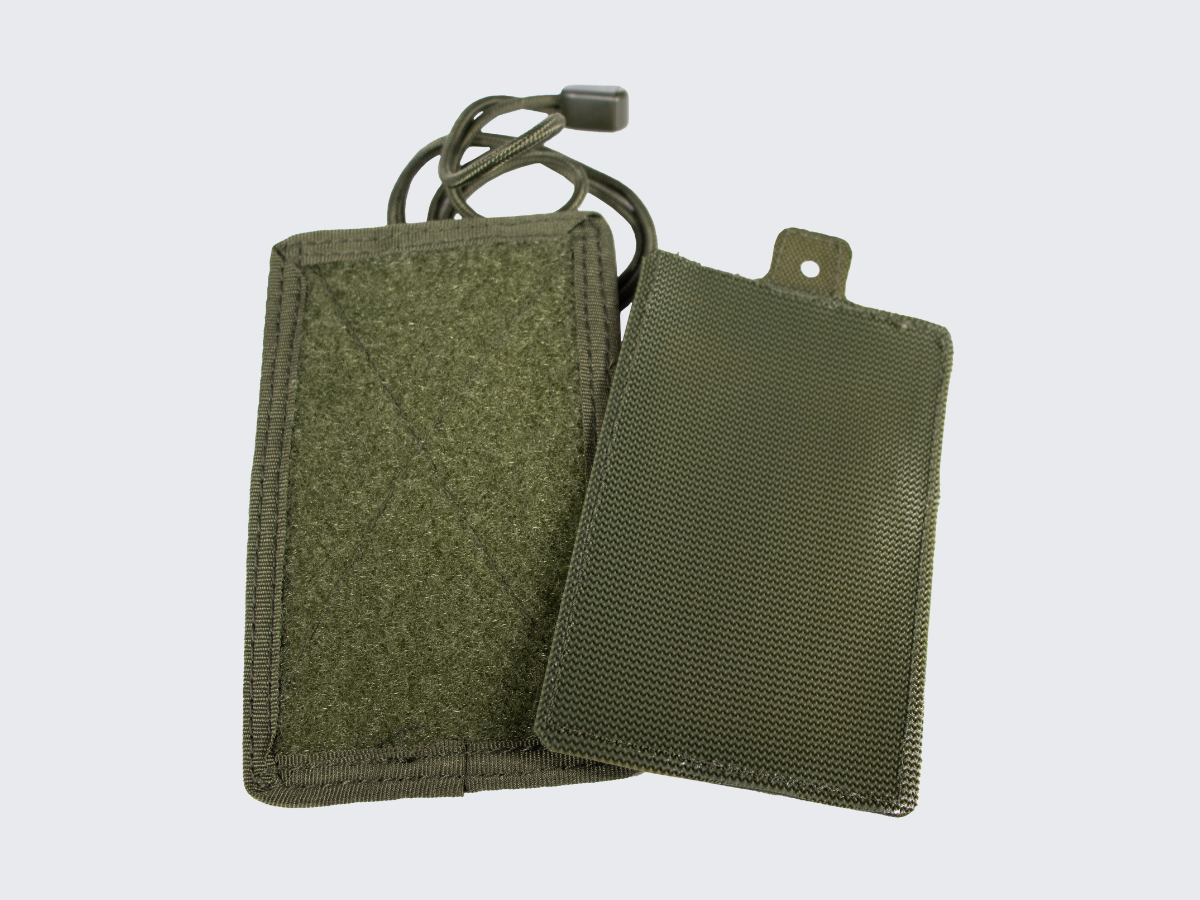 Taktinen kaulassa pidettävä korttitasku esimerkiksi henkilökorteille, pankki- ja luottokorteille. Tactical ID card pouch around the neck for e.g. identity cards, bank and credit cards.