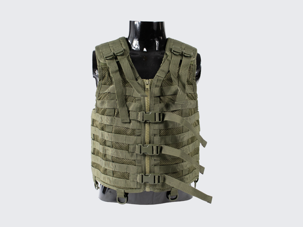 OD vihreä varusteliivi PALS nauhoituksilla MOLLE yhteensopiville varustetaskuille ja varusteille. OD green tactical vest with PALS lacing for MOLLE compatible equipment pouches and accessories.