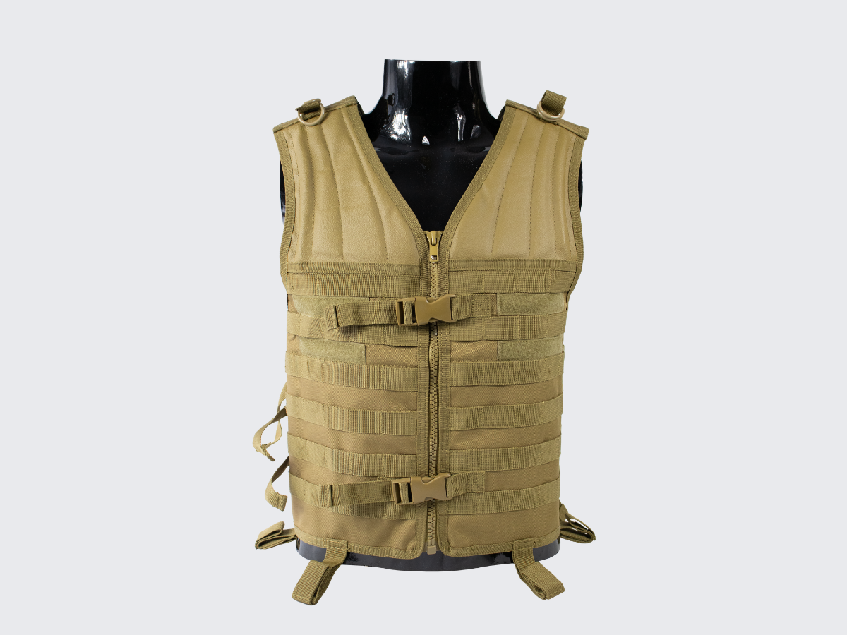 Coyote värinen taktinen varusteliivi PALS nauhoituksilla, Hook & Loop paneeleilla ja monipuolisilla säätömahdollisuuksilla. Coyote colored tactical equipment vest with PALS lacing, Hook & Loop panels and versatile adjustment options.
