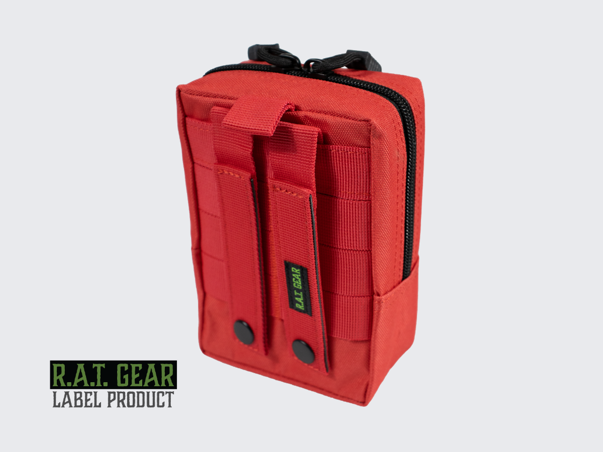 Punainen RG-10 taktinen varustetasku MOLLE-kiinnityksellä kantolaitteiden PALS-nauhoitukseen. Red RG-10 tactical equipment pouch with MOLLE attachment for PALS lacing of carrying equipment.