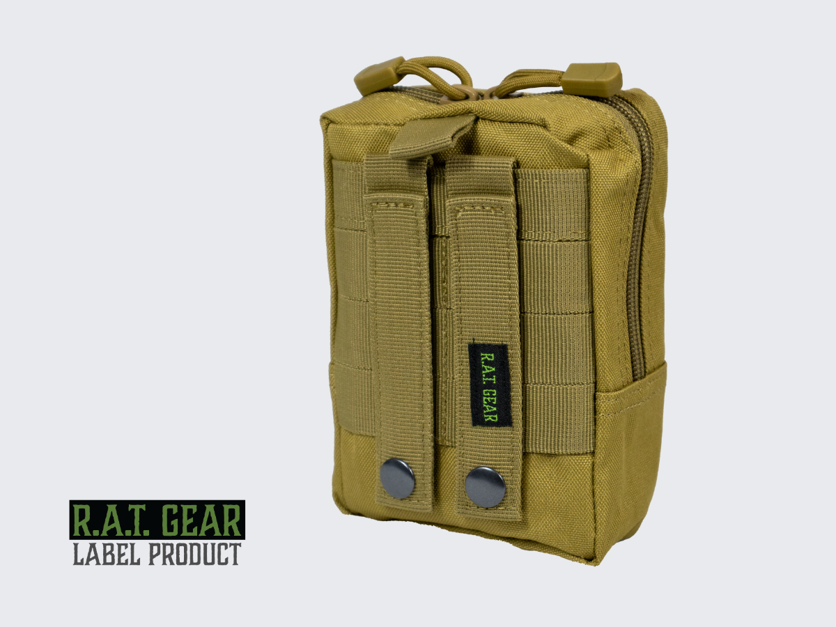 Tan värinen RG-10 taktinen varustetasku MOLLE-kiinnityksellä kantolaitteiden PALS-nauhoitukseen. Tan colored RG-10 tactical equipment pouch with MOLLE attachment for PALS lacing of carrying equipment.