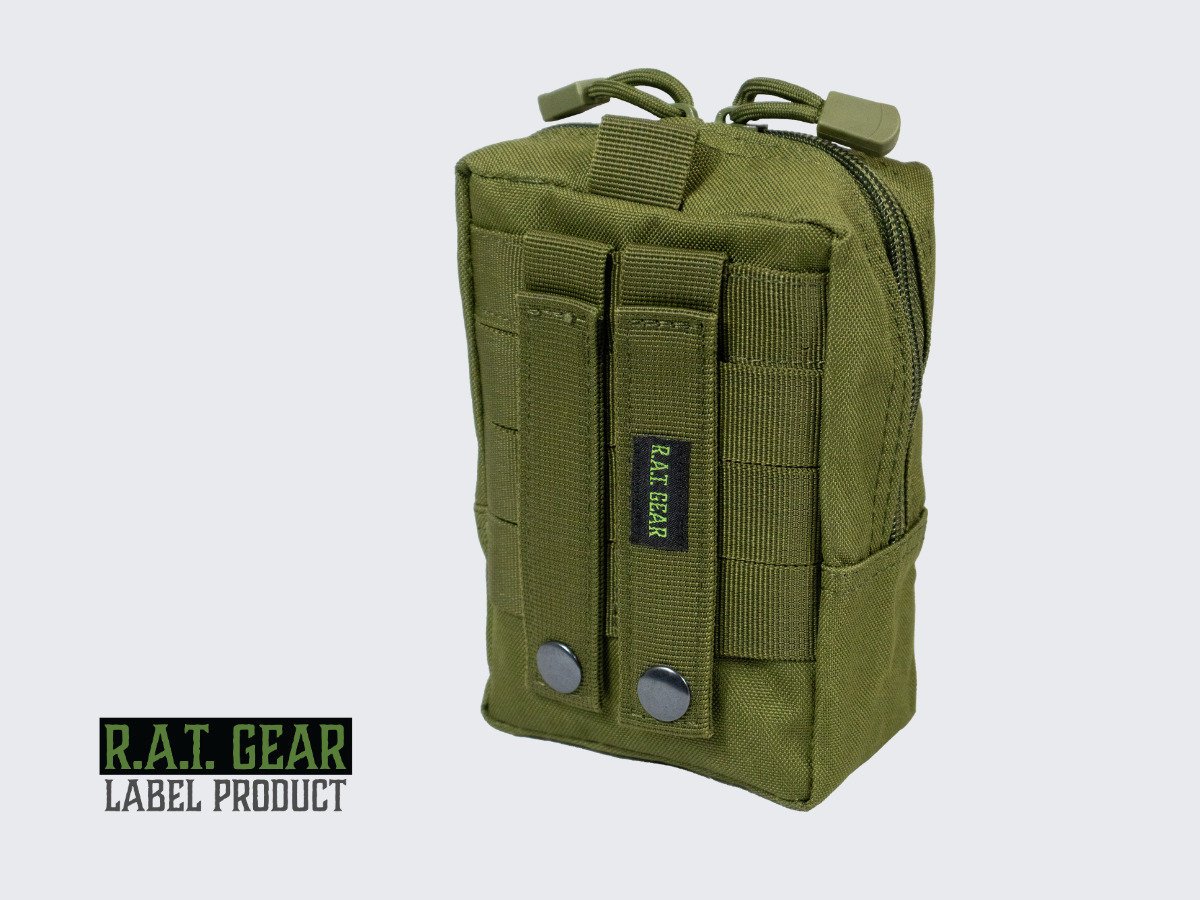 Vihreä RG-10 taktinen varustetasku MOLLE-kiinnityksellä kantolaitteiden PALS-nauhoitukseen. Green RG-10 tactical equipment pouch with MOLLE attachment for PALS lacing of carrying equipment.