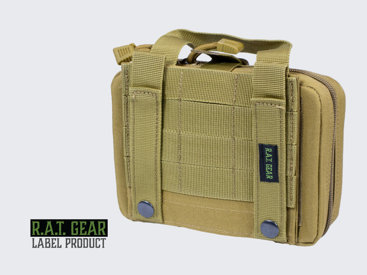 Tan värinen RG-12 taktinen varustetasku irrotettavalla takapaneelilla ja monipuolisilla sisäpuolen kiinnitysahdollisuuksilla. Tan colored RG-12 tactical gear pouch with removable back panel and versatile interior attachment options.