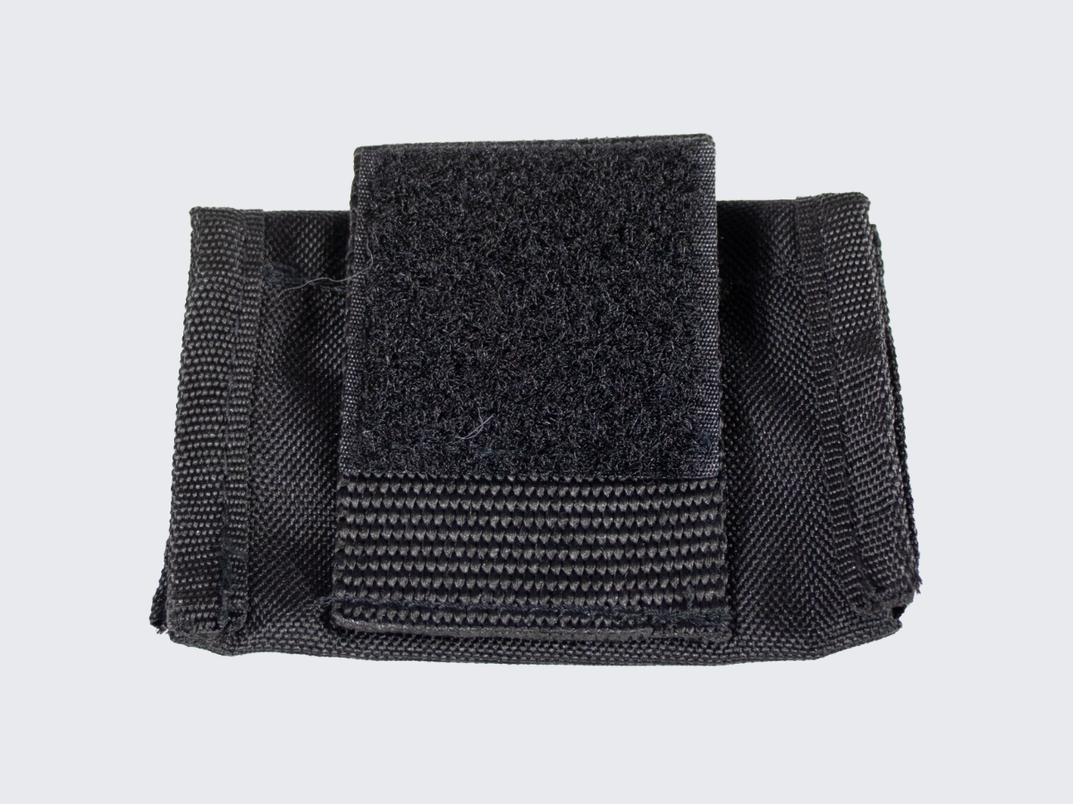 Pienikokoinen ja erittäin kevyt varustetasku järjestyksenvalvojille ja vartijoille kumihansikkaita varten. Accessory pouch for rubber gloves, compact and very lightweight, designed for security guards and personnel.