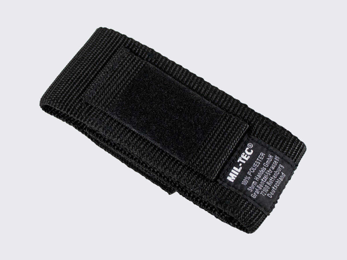 Ohut, kevyt ja kestävä varustetasku vartioille ja järjestyksenvalvojille varustevyölle. Thin, lightweight, and durable equipment pouch for guards and security personnel utility belts.
