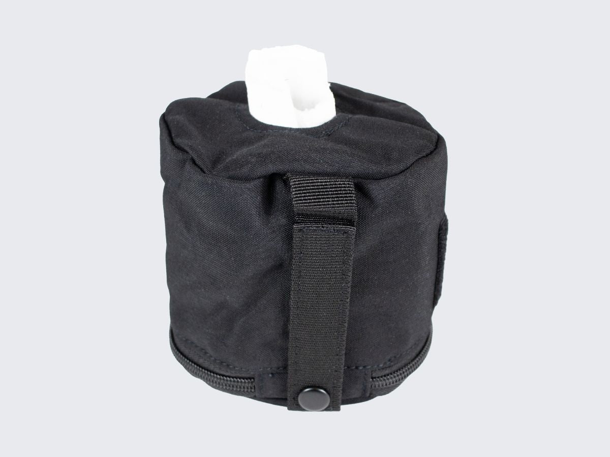 Musta varustetasku paperiliinoille tai rullalle WC-paperia. Black tactical pouch for paper tissues or a roll of toilet paper.