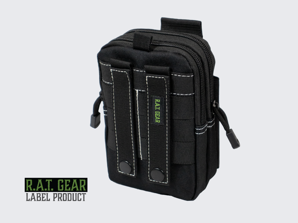 Musta MOLLE varustetasku soljella reppuun, varusteliiviin tai vyölle. Black MOLLE gear pouch with buckle for backpack, gear vest or belt.