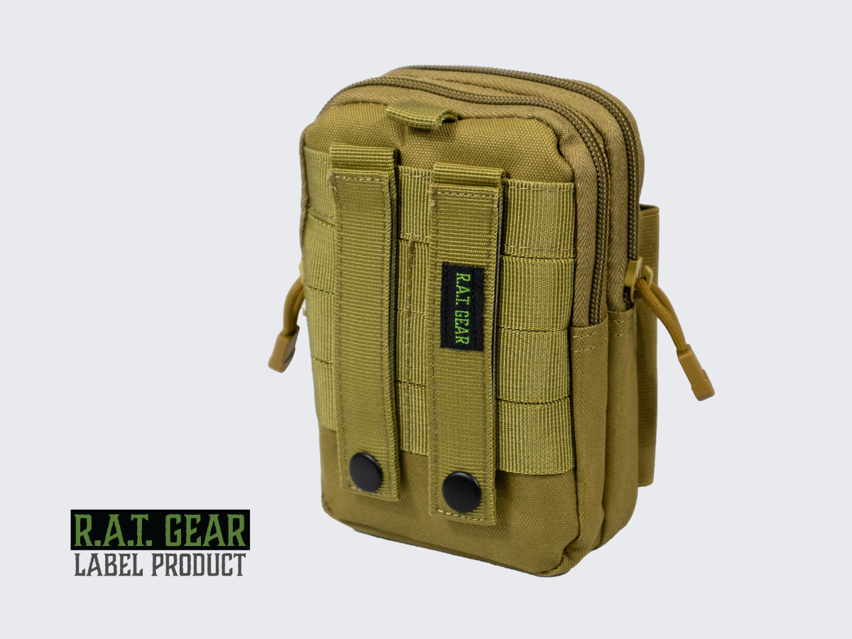 Tan värinen MOLLE varustetasku soljella reppuun, varusteliiviin tai vyölle. Tan colored MOLLE gear pouch with buckle for backpack, gear vest or belt.