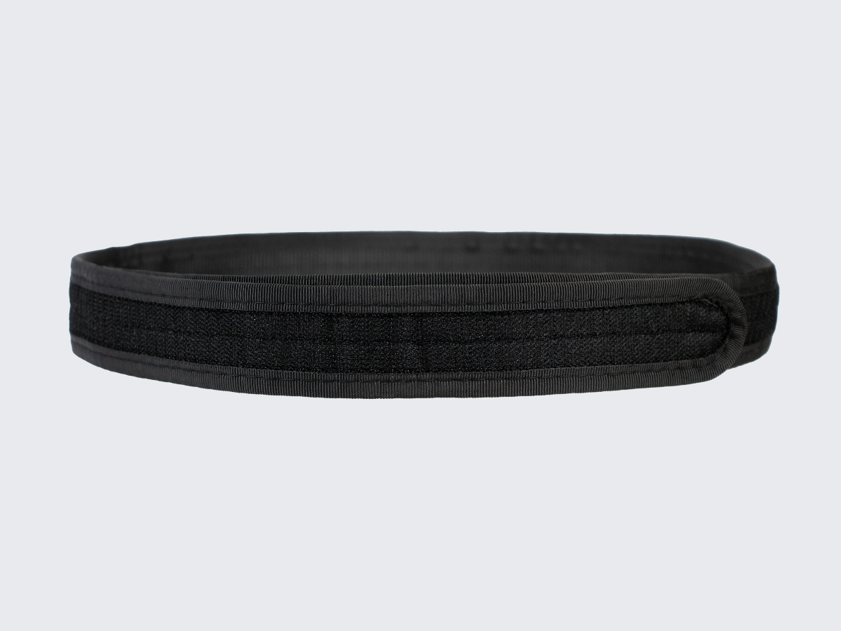 Musta ampumavyö alusvyöllä, pikalukituksella ja PALS nauhoituksella, leveys 38 mm. Black shooting belt with underbelt, quick release and PALS lacing, width of the belt is 38 mm.