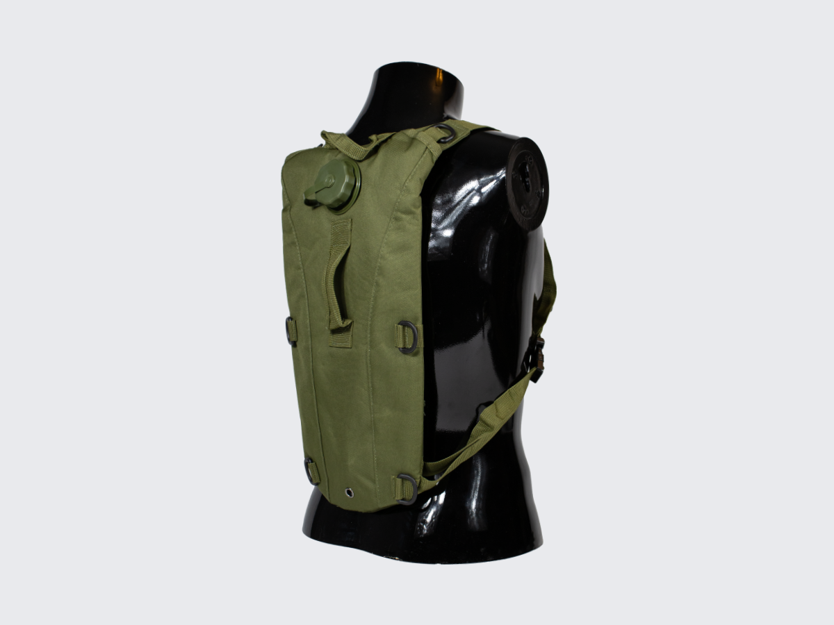 Kevyt, hinta / laatusuhteeltaan erinomainen vihreä Juomareppu TANK 2.5 retkeilyyn ja harrastuksiin 2,5 litran juomarakolla. Lightweight, excellent price/quality ratio green hydration backpack TANK 2.5 for camping and hobbies with 2,5 liter water bladder.