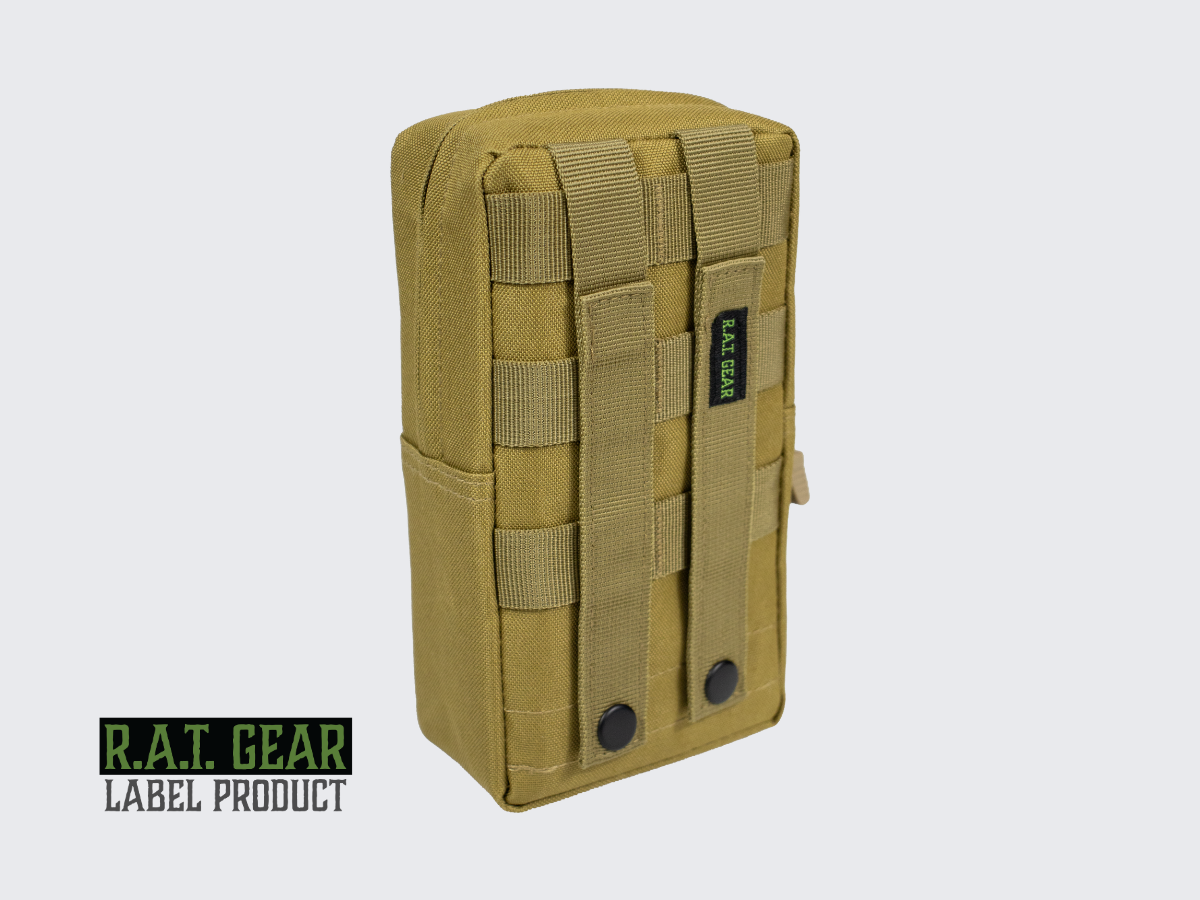 Hiekan värinen MOLLE-varustetasku nepparikiinnityksellä PALS-nauhoitukseen. Tan colored MOLLE tactical pouch with snap fastening for PALS lacing.