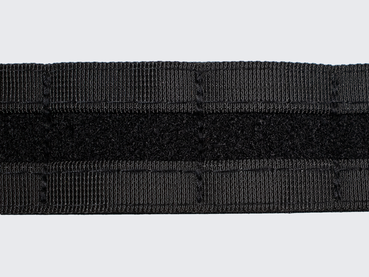 Musta ampumavyö alusvyöllä, pikalukituksella ja PALS nauhoituksella, leveys 38 mm. Black shooting belt with underbelt, quick release and PALS lacing, width of the belt is 38 mm.