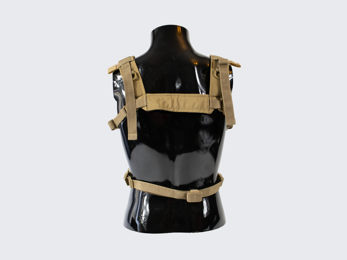 Coyote värinen erittäin kevyt rintatelakka PALS kuvioinnilla MOLLE yhteensopiville varustetaskuille ja varusteille. Coyote colored very lightweight chest rig with PALS pattern for MOLLE compatible gear pouches and gears.