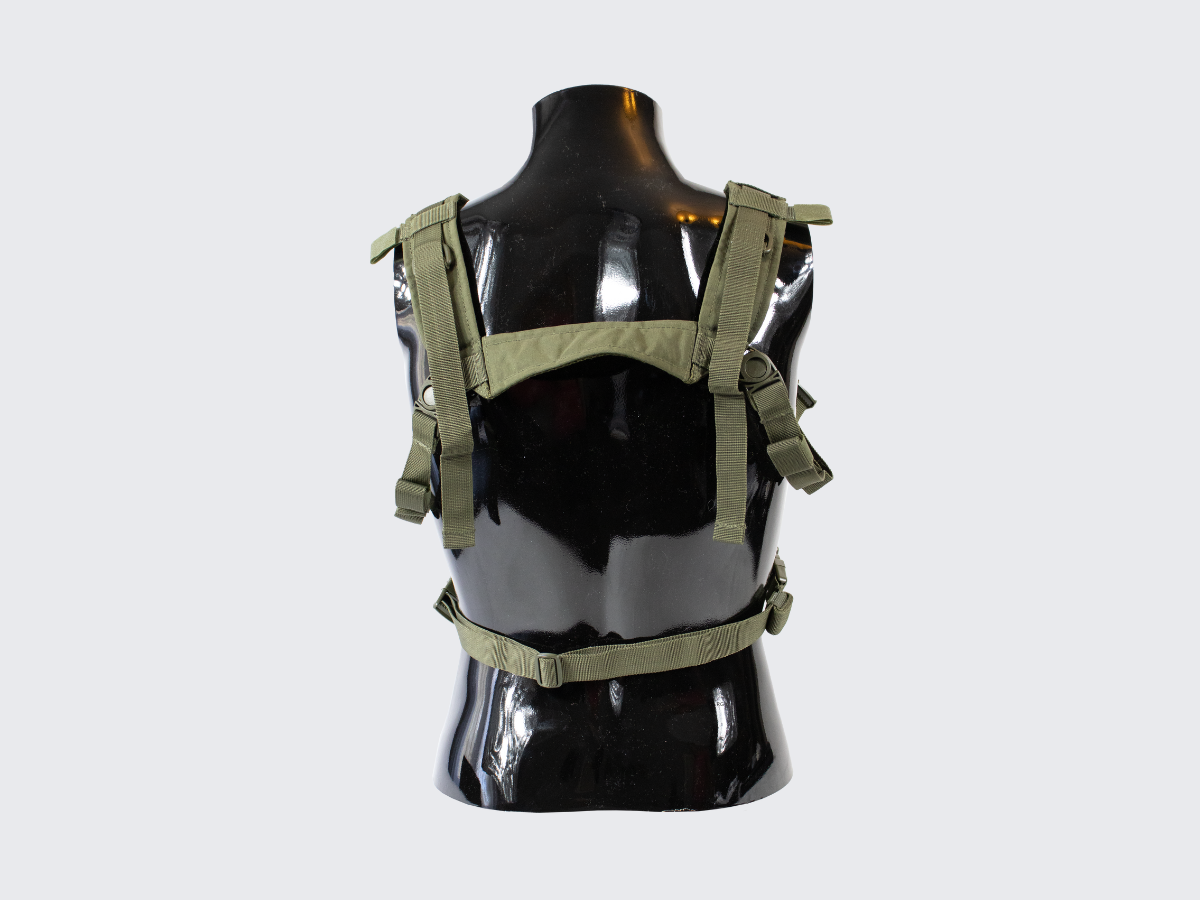 OD vihreä erittäin kevyt rintatelakka PALS kuvioinnilla MOLLE yhteensopiville varustetaskuille ja varusteille. OD green very lightweight chest rig with PALS pattern for MOLLE compatible gear pouches and gears.