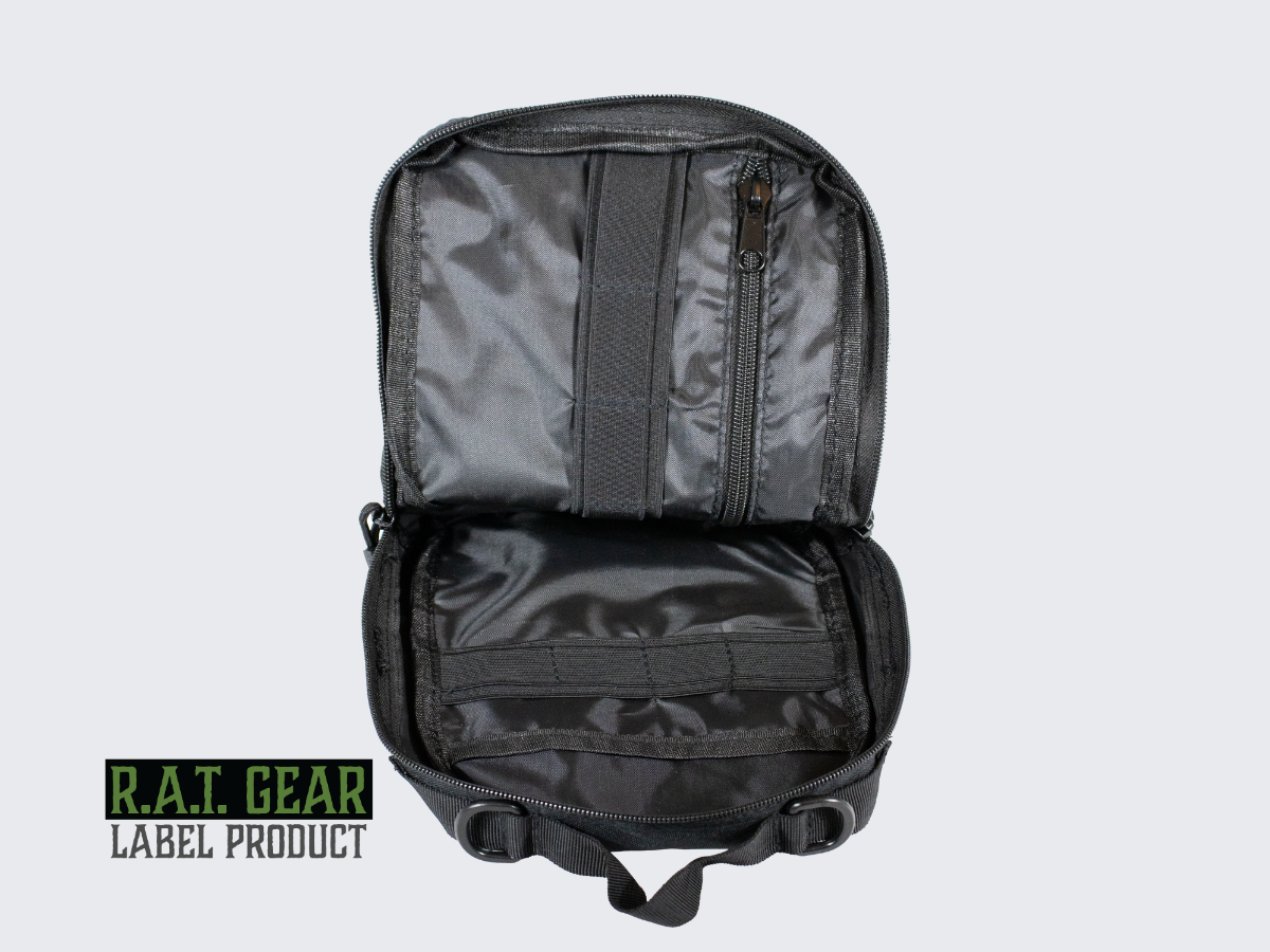 Musta MOLLE yhteensopiva ensiapulaukku kantolaitteiden PALS nauhoittuksiin. Svart MOLLE-kompatibel första hjälpen-väska för PALS-band på bärenheter. Black MOLLE compatible first aid bag for PALS strapping on carrier devices.