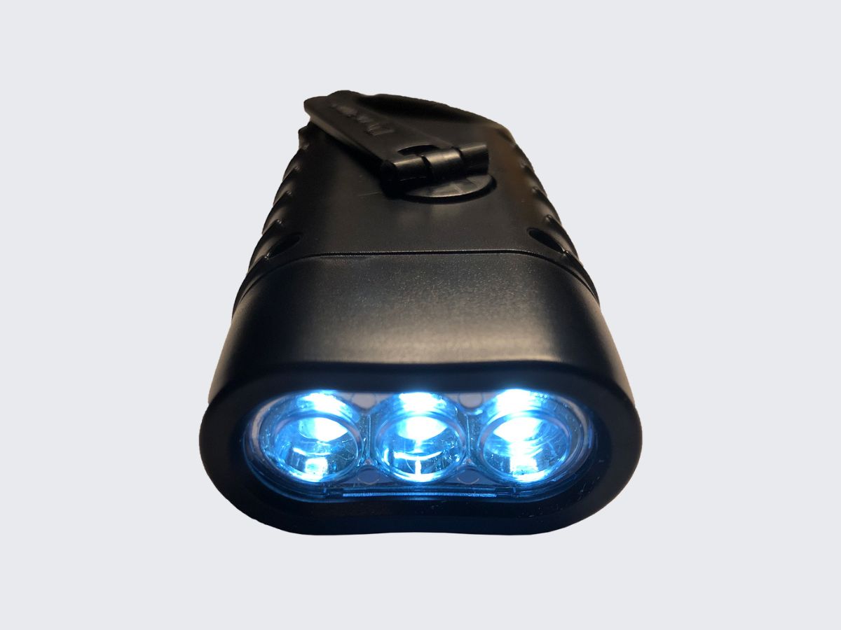 Taskulamppu aurinkokennolla ja dynamolla. Ei tarvitse paristojen vaihtoja eikä pistorasiaa lataamiseen. Kolme LED-polttimoa. Flashlight with solar panel and dynamo. No need for battery replacements or access to power sockets. Three LED bulbs.