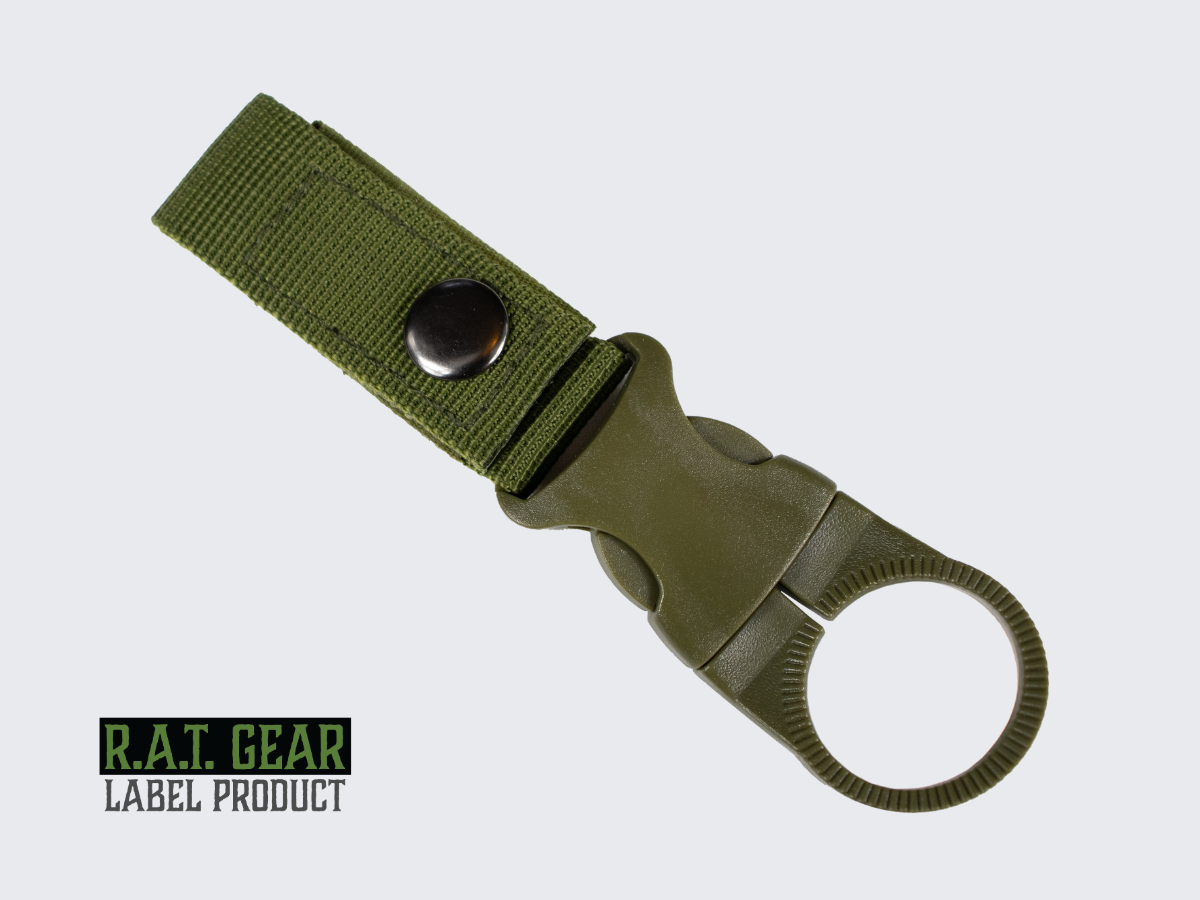 Vihreä juomapullopidike puolen litran muovipullolle MOLLE kiinnityksellä PALS nauhoitukseen. Green tactical water bottle holder for 0,5 liters plastic bottle, MOLLE and PALS suitable.