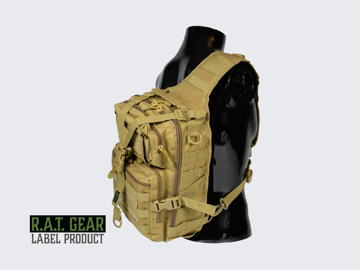 Kojootin ruskea olkareppu MOLLE yhteensopivin PALS nauhoituksin ja Loop paneelein varustetaskujen ja varustepidikkeiden kiinnittämiseen. Coyote brun slingväska med MOLLE-kompatibel PALS-väv och looppaneler för att fästa utrustningsfickor och utrustningshållare. Coyote brown sling bag with MOLLE compatible PALS webbing and Loop panels for attaching equipment pockets and equipment holders.