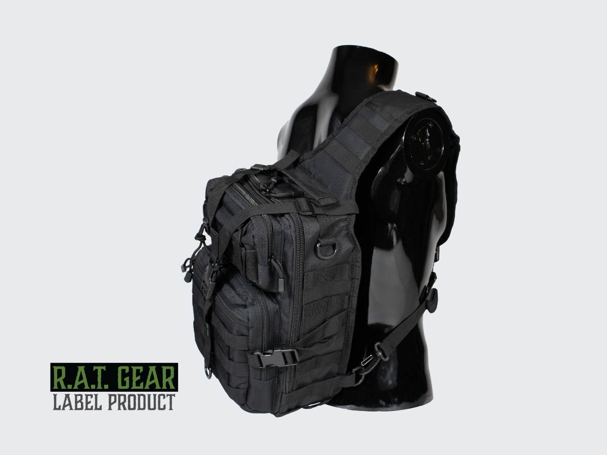 Musta olkareppu MOLLE yhteensopivin PALS nauhoituksin ja Loop paneelein varustetaskujen ja varustepidikkeiden kiinnittämiseen. Svart slingväska med MOLLE-kompatibel PALS-väv och looppaneler för att fästa utrustningsfickor och utrustningshållare. Black sling bag with MOLLE compatible PALS webbing and Loop panels for attaching equipment pockets and equipment holders.