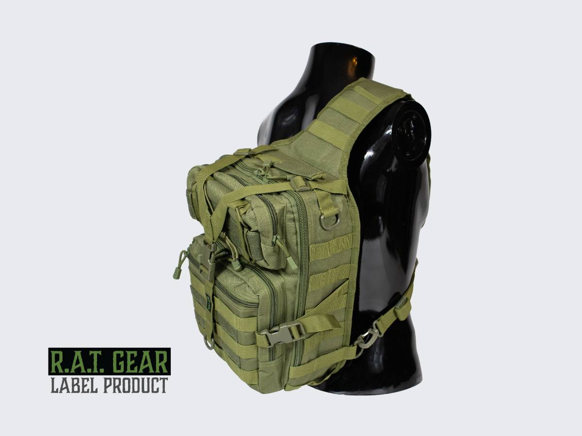 Vihreä olkareppu MOLLE yhteensopivin PALS nauhoituksin ja Loop paneelein varustetaskujen ja varustepidikkeiden kiinnittämiseen. Grön slingväska med MOLLE-kompatibel PALS-väv och looppaneler för att fästa utrustningsfickor och utrustningshållare. Green sling bag with MOLLE compatible PALS webbing and Loop panels for attaching equipment pockets and equipment holders.